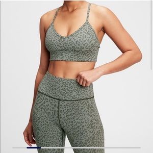 GapFit Sculpt Revolution - Small Pants / Medium Sports Bra